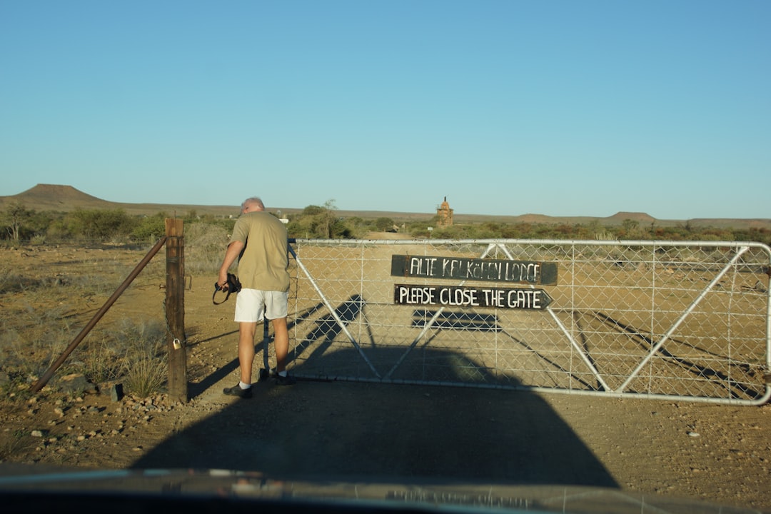 Ein Mann steht vor einem Tor in der Wüste